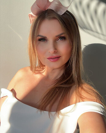 Fascynator ślubny NOEMI PASTELOWY RÓŻ oraz inne kolory, MONIKA SAXTON LUXURIOUS MILLINERY