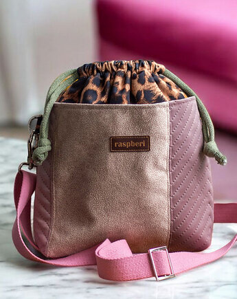 Welurowa listonoszka z kominem w panterkę, raspberi