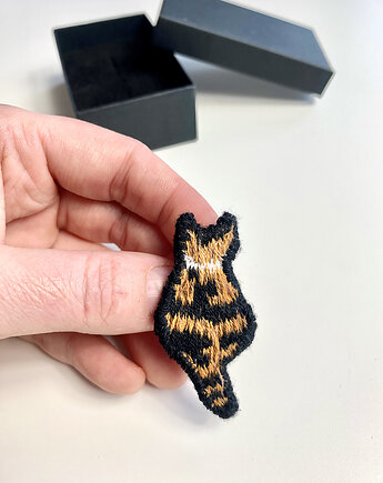Kot - ręcznie haftowana broszka, SewNSpray