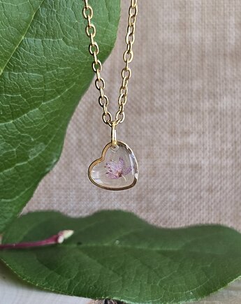 Mały wisiorek z różowym kwiatem prawdziwy kwiat serce, zkwiatem