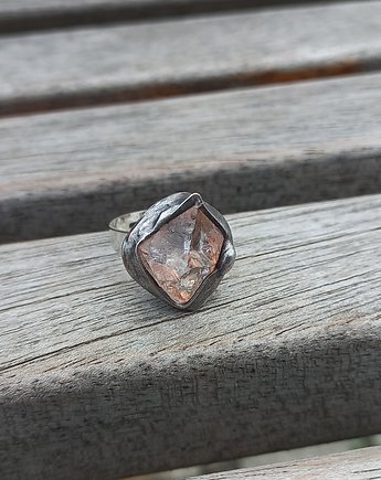 Surowy - pierścionek regulowany, po drugiej stronie lustra