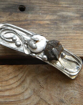 Biała perła i surowy bursztyn w listkach  -  klamra, Beata Trotter