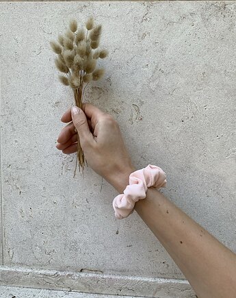 Jedwabna różowa gumka do włosów Pink Rose w wersji medium - 9 cm średnicy, Volie Line