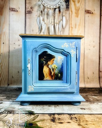 Delikatna szafka nocna, niebieska, romantyczny motyw, Monique Art
