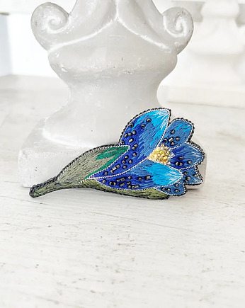 Broszka KWIAT 26 ręcznie haftowana przypinka z koralikami  krokus, HAART