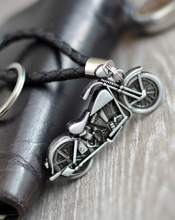 Brelok  do kluczy MOTOCYKL" Z CZARNYM RZEMIENIEM SKÓRZANYM, Beezoo