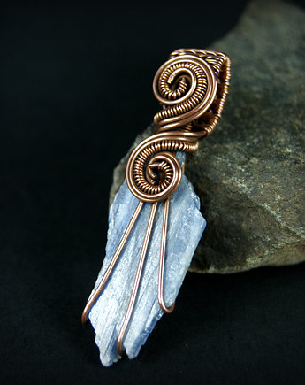Wisiorek z  surowym kyanitem, Blue Pearl Art