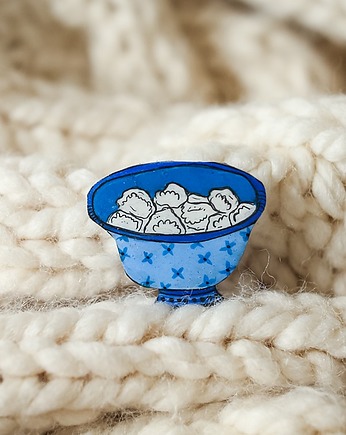 Przypinka pierogi w durszlaku, Pintura