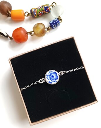 Bransoletka z kobaltowym kwiatkiem, biżuteria z talerzy