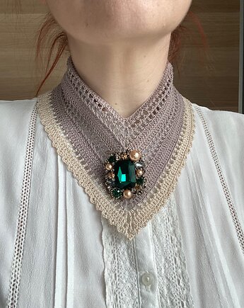 Beżowy koronkowy retro naszyjnik z piękną broszą, Księżycowa ćma