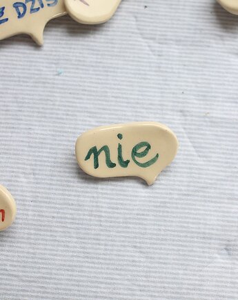 Broszka ceramiczna z napisem NIE, m2k studio
