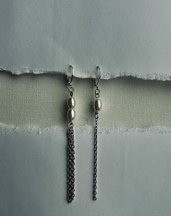 Kolczyki asymetryczne z perełkami i łańcuszkami BALANS. Agrafka STUDIO, Natalia Puchalska