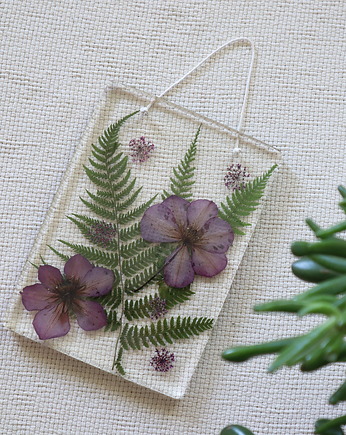 Obrazek z naturalnymi, fioletowymi kwiatami i liśćmi paproci w żywicy, Floral Home
