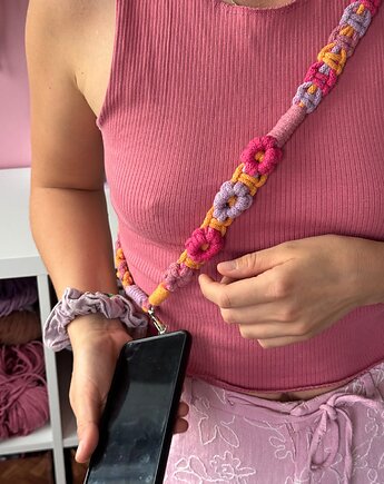 Makramowa smycz do telefonu w kwiatki, Czułe sploty