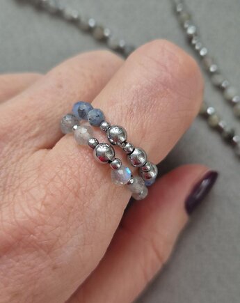 Zestaw srebrnych pierścionków z labradorytów, szafirów i hematytów, Dziewczyna i Perły