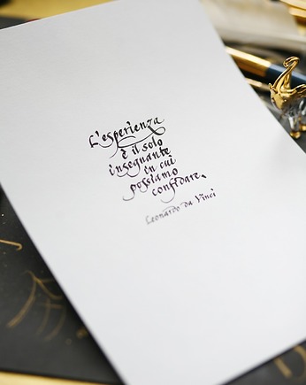 Plakat z kaligrafowanym ręcznie cytatem Leonarda da Vinci o doświadczeniu, Annagrafia