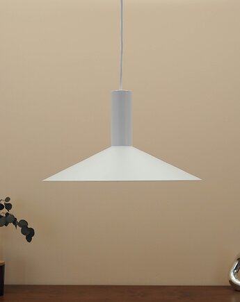 Duńska lampa wisząca, biały metalowy klosz stożkowy, lata 2000., Przetwory design