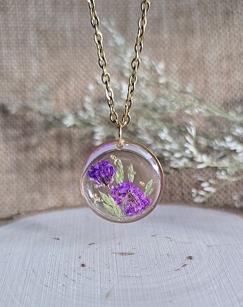 Łąka kwiatowa fioletowa zawieszka złoty wisiorek kwiaty żywica, zkwiatem