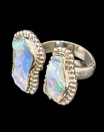 Pierścionek gemini- surowe opale z błękitną poświatą