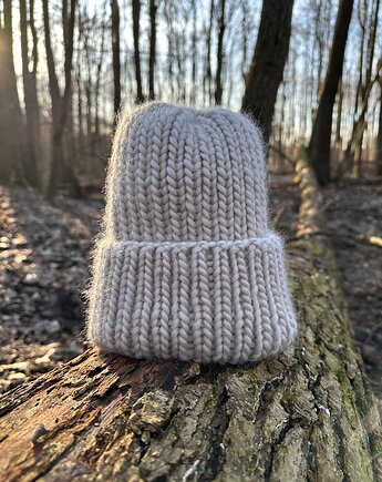 Wełniana czapka oversize - migdałowa, Kocie Motki