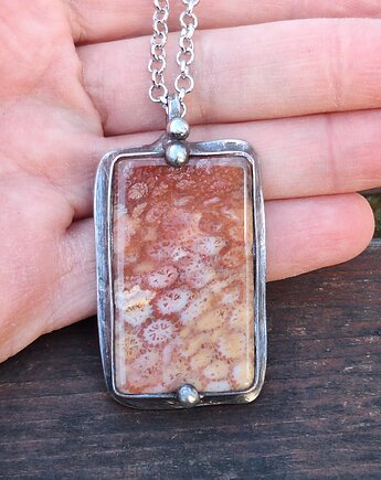 Koral - wisiorek, po drugiej stronie lustra