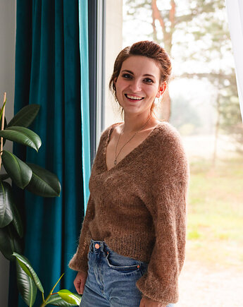 Sweter Sara na drutach, sweter z alpaki, lekki sweterek, sweter w serek, Ruda Manufaktura