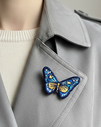 Motyl niebieski - ręcznie haftowana broszka, SewNSpray