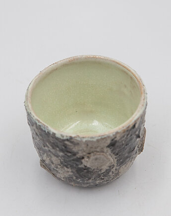 Czarka księżycowa szkliwiona na zewnątrz, błotko. pracownia ceramiki