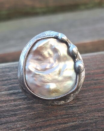 Perła po prostu - pierścionek regulowany, po drugiej stronie lustra