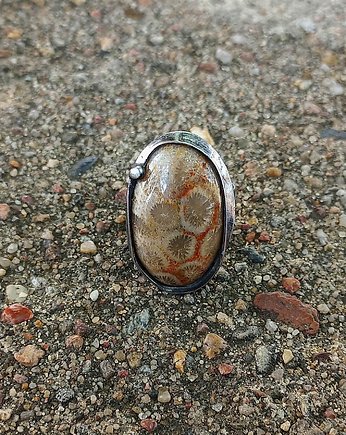 Koral - pierścionek regulowany, po drugiej stronie lustra
