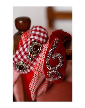 Opaska w kratkę z aplikacją, Celina Parysów