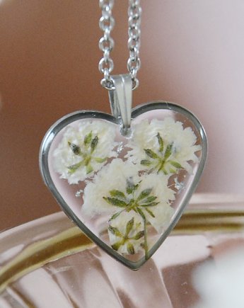 Naszyjnik kwiaty w żywicy serce gipsówka, Jaskółcze ziele handmade 