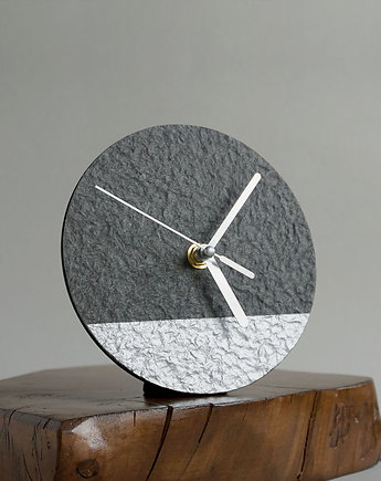 Minimalistyczny zegar stojący z materiałów z odzysku, STUDIO blureco