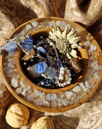 Miseczka z orzecha włoskiego z inkurstacją z chalcedonu, Fairytalewood