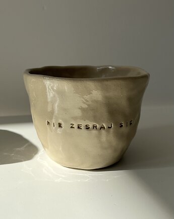 Kubek czarka z brzydkim napisem NIE ZESRAJ SIE 280 ml, rel ceramic