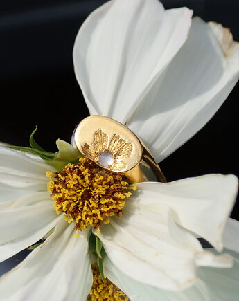 Sygnet damski- Kamień Księżycowy- Srebro pozłacane, grawer, BLOOMSTONE, Her Ring Biżuteria