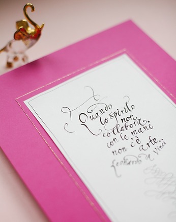 Plakat cytat Leonarda da Vinci o sztuce kaligrafowany czarnym atramentem, Annagrafia