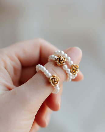 Pierścionek z perełek z kwiatem róży, Bibu bijoux