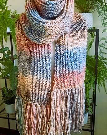 Bardzo długi szal z frędzlami, Majka