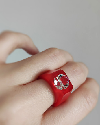 Czerwony pierścionek z cyrkonią, Scradeus