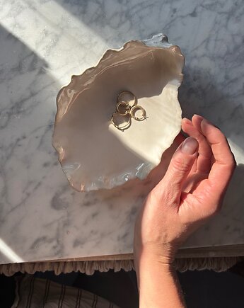 Ceramiczna ostryga na obrączki, kolczyki, palo santo i drobne pamiątki, Maison Fragile
