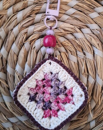 Brelok "Kwadrat Babuni" granny square nutka bieli, Ciotka Matylda