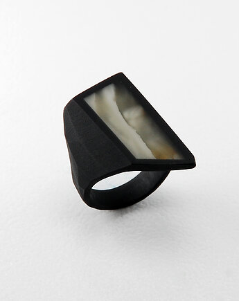 Czarny pierścionek FRAME z mlecznym bursztynem, Monopolka