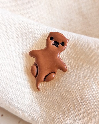 Pin przypinka z wydrą, wyderka w kolorze brązowym słodki pin boho, Dary Rusałki