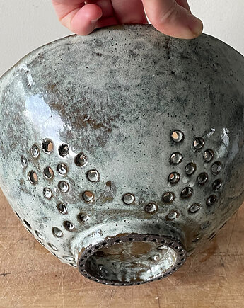 Ceramiczny durszlak z podstawką, Vanya.arte