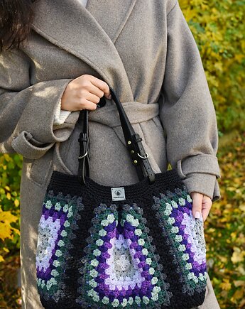 Duża torebka na szydełku granny square, Zasznurowane