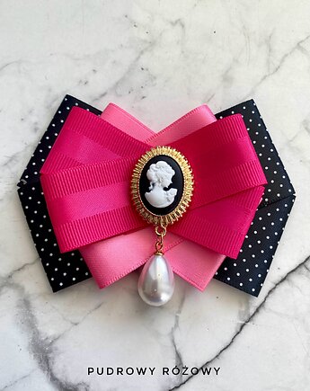 Brosza Kamea Styl Glamour Dama Kameliowa z perłą, Pudrowy Różowy