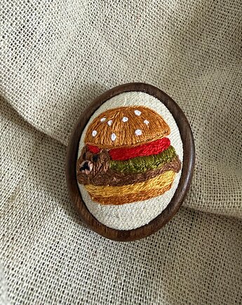 Ręcznie haftowana broszka "Miś hamburger", ReinerArt