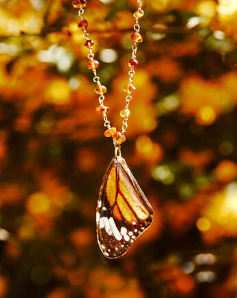 Naszyjnik z bursztynem i motylem monarch, kwiaty biżuteria