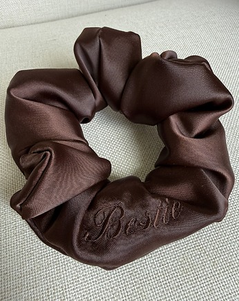Satynowa gumka do włosów scrunchie z haftem "Bestie", Boski Bajzel